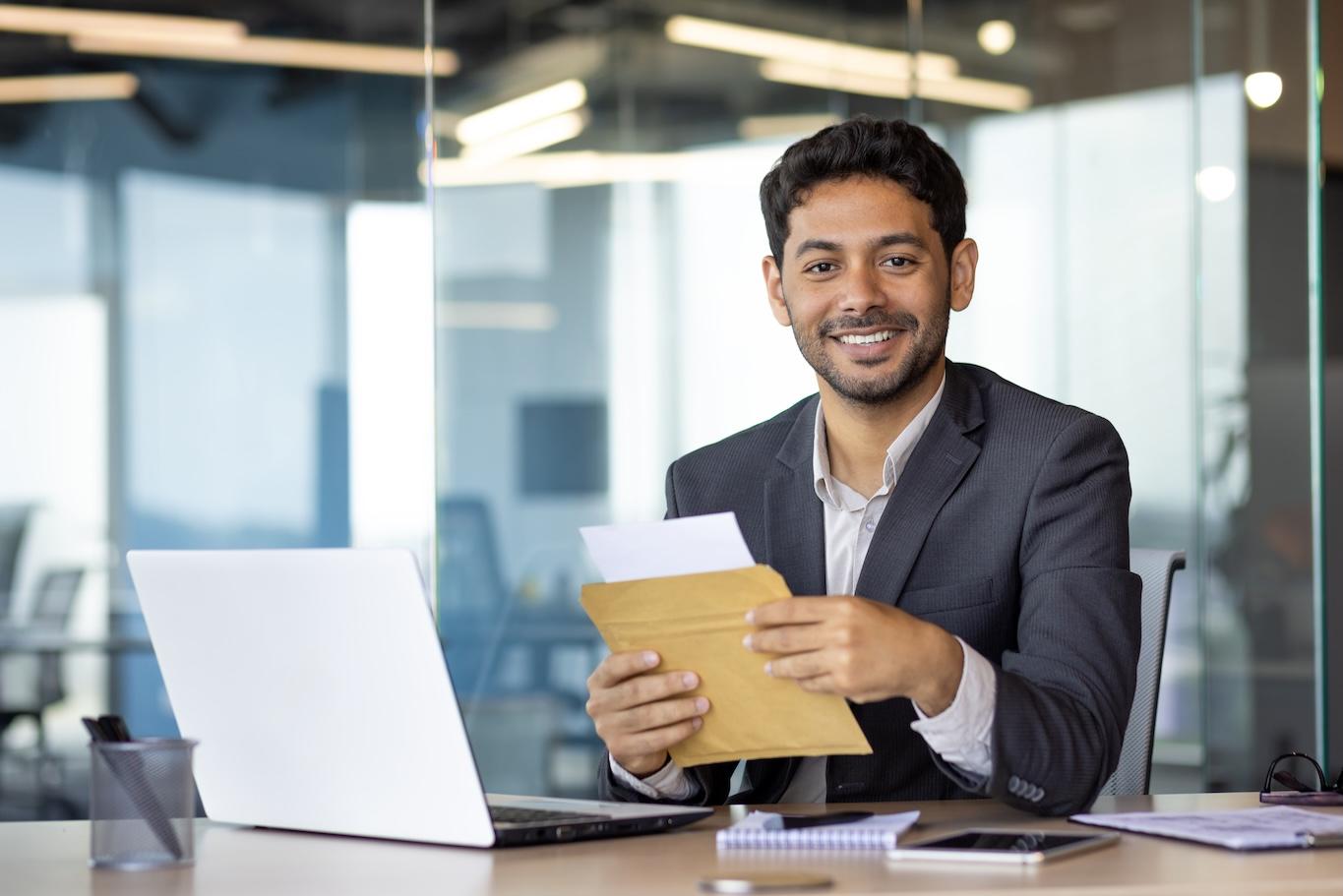 Pakistani and British flags with the headline UK Jobs from Pakistan